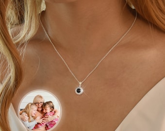 Gepersonaliseerde projectieketting met geboortesteen • Herdenkingscadeau voor oma • Projectiebedel met afbeelding • Jubileumcadeaus • Cadeau voor haar