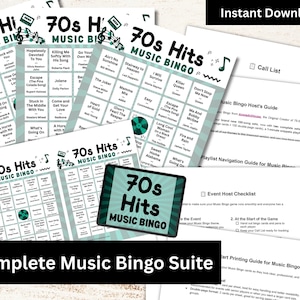 Puede incluir: Un conjunto de tarjetas y gu&iacute;as del juego de bingo musical de los a&ntilde;os 70. Las tarjetas de bingo presentan t&iacute;tulos de canciones y notas musicales. La imagen tambi&eacute;n incluye el texto "Descarga instant&aacute;nea" y "Suite completa de bingo musical".