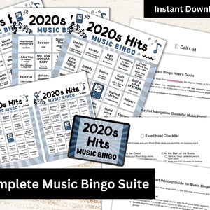 Pu&ograve; includere: Una raccolta di fogli di gioco e guide di Bingo musicale dei successi degli anni 2020. Le cartelle del bingo presentano titoli di canzoni e nomi di artisti. Le parole "2020s Hits Music Bingo" sono visualizzate sulle cartelle. Sono visibili anche le parole "Download istantaneo" e "Suite completa di Bingo musicale".