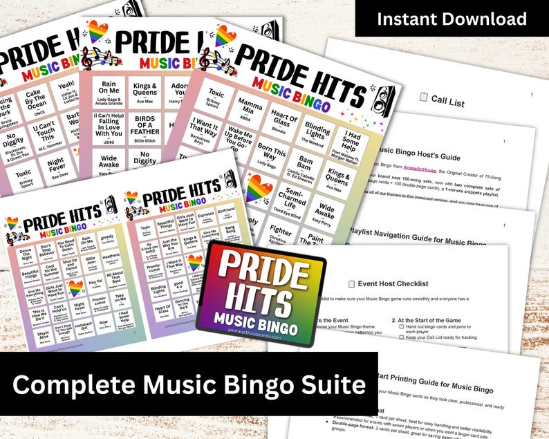 K&ouml;nnte beinhalten: Eine Sammlung von Pride Hits Music Bingo-Karten und zugeh&ouml;rigen Materialien. Die Bingokarten zeigen Songtitel und regenbogenfarbene Herzen. Die Worte "PRIDE HITS MUSIC BINGO" sind deutlich sichtbar. Der Satz "Sofort-Download" ist ebenfalls zu sehen.
