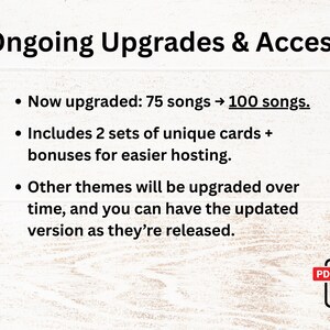 Pu&ograve; includere: Grafica con il titolo "Aggiornamenti e accesso continui" su sfondo chiaro effetto legno. Il testo descrive un aggiornamento da 75 a 100 canzoni, include carte uniche e promette futuri aggiornamenti a tema. Un'icona PDF &egrave; in basso a destra.