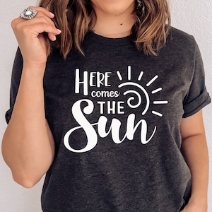 Aquí viene el sol svg, verano svg, vacaciones svg, playa svg, lago svg, cita de verano, svg, svg jpg png dxf eps, silueta y archivo de corte cricut