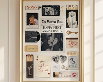 Könnte beinhalten: Eine gerahmte Collage mit einem zentralen Zeitungsdruck mit dem Titel The Forever Post und dem Text Happy First Anniversary, umgeben von verschiedenen Gegenständen wie Fotos, einer Schallplatte, Streichholzschachteln, einem goldenen Schlüssel und einer Spielkarte mit dem Text You light up the room und Est. 12.12.2021.