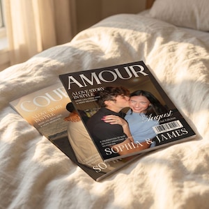 Puede incluir: Dos revistas personalizadas tituladas AMOUR con una fotograf&iacute;a de una pareja en la portada. El texto dice A LOVE STORY IN STYLE, MORE LIFE, MORE LOVE & MORE MEMORIES, August Special Edition, y los nombres SOPHIA & JAMES con un c&oacute;digo de barras.
