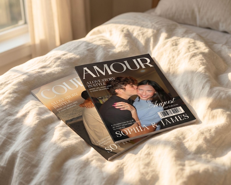 Puede incluir: Dos revistas personalizadas tituladas AMOUR con una fotograf&iacute;a de una pareja en la portada. El texto dice A LOVE STORY IN STYLE, MORE LIFE, MORE LOVE & MORE MEMORIES, August Special Edition, y los nombres SOPHIA & JAMES con un c&oacute;digo de barras.