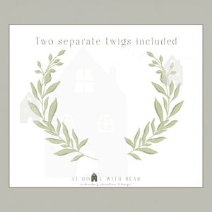 Puede incluir: Una impresión artística digital con dos ramitas de hojas verdes separadas dispuestas en semicírculo, con una silueta de casa blanca en el fondo. El texto dice "Two separate twigs included" y "AT HOME WITH BEAR embroidery, education & design."