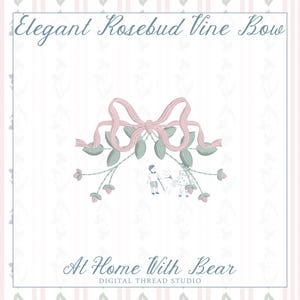 Pode incluir: Um design bordado com um laço rosa, folhas verdes e flores rosas. O texto "Elegant Rosebud Vine Bow" está no topo e "At Home With Bear" na parte inferior, com "Digital Thread Studio" abaixo.