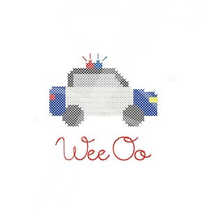 Pu&ograve; includere: Un'auto della polizia bianca e blu con luci lampeggianti rosse e blu. Le parole "Wee Oo" sono scritte in rosso sotto l'auto.