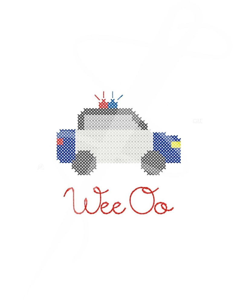 Pu&ograve; includere: Un'auto della polizia bianca e blu con luci lampeggianti rosse e blu. Le parole "Wee Oo" sono scritte in rosso sotto l'auto.