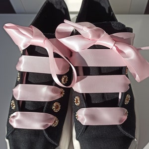 LACCI in raso rosa, coppia di lacci piatti in raso colorato, lacci per scarpe casual in raso, lacci per scarpe bambino adulto