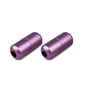 Puede incluir: Dos tapones de cordón de metal morado. Los tapones son cilíndricos y tienen un acabado metálico liso.