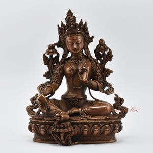 Statua di Tara Verde intagliata a mano: Bodhisattva in rame, Patan, Nepal