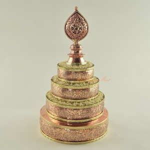 Conjunto de mandala de oferenda ritual budista tibetano de cobre feito à mão para altar de santuário e mosteiro de Patan, Nepal