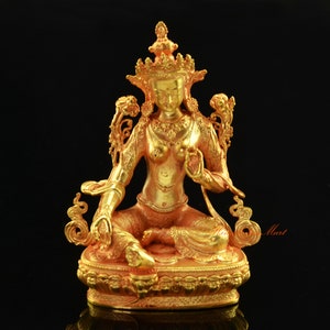 Statua di Tara verde placcata in oro, altare del santuario buddista nepalese