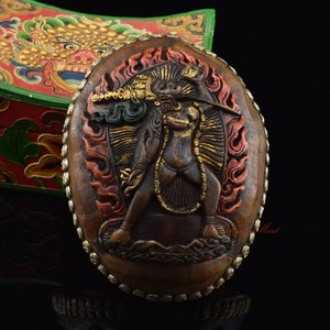 Fijne kwaliteit Vajrayogini gesneden Tibetaans boeddhisme traditionele hars Kapala ceremoniële aanbieding schedelbeker voor altaar heiligdom klooster Nepal