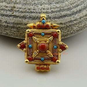 Fine Quality Handmade Tibetan Buddhist Gold Plated Silver Ghau Pendant Pendant Prayer Box Ritual Jewelry from Patan, Nepal