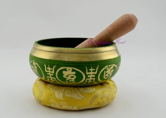 仏像彫刻の金属製瞑想ボウル 美しい手彫りの4色の金属シンギングボウルセット。チベット仏教