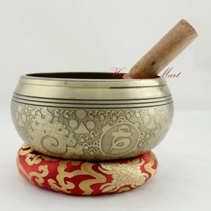 Beste kwaliteit vijf metalen handsnijden Himalaya AUM Carving Sound Healing Singing Bowl Set voor Yoga Muzikale Therapie Meditatie & Ontspanning