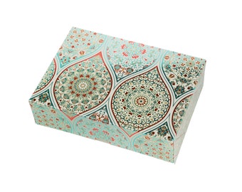 Könnte beinhalten: Eine rechteckige Geschenkbox mit einem dekorativen Muster. Die Box hat einen türkisfarbenen Hintergrund mit einem komplizierten Design in Rot-, Grün- und Goldtönen. Das Muster ist symmetrisch und floral und erzeugt einen eleganten Look.