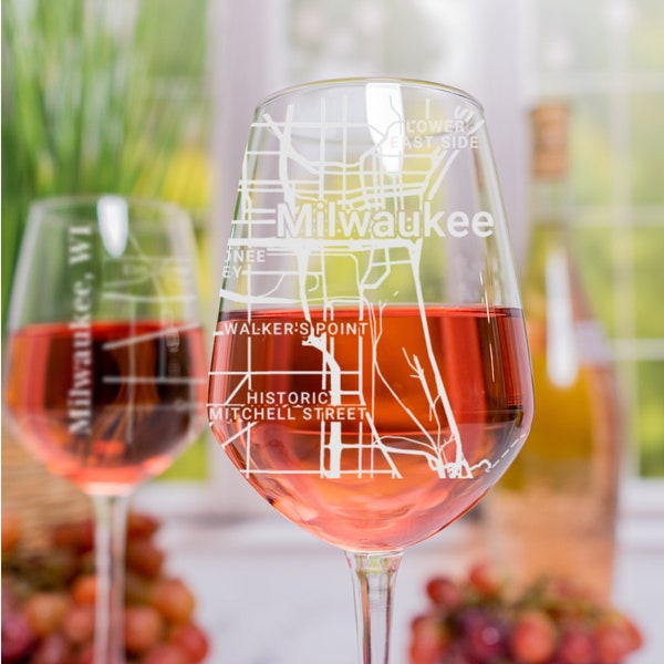Milwaukee Wine Glass, Milwaukee WI Wine Glass Gift, Engraved City Map Glass, Milwaukee Wisconsin Gift, Housewarming Gift for Her, Wine Gift
