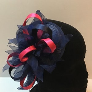 Fascinator blu navy e rosa ciliegia