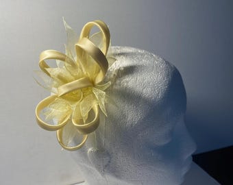 Pequeño tocado amarillo