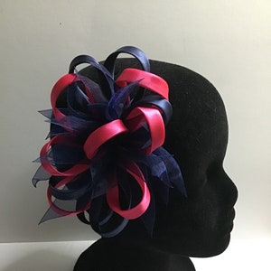 Fascinator blu navy e rosa ciliegia