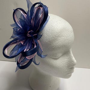 Fascinator in raso blu navy e rosa con clip