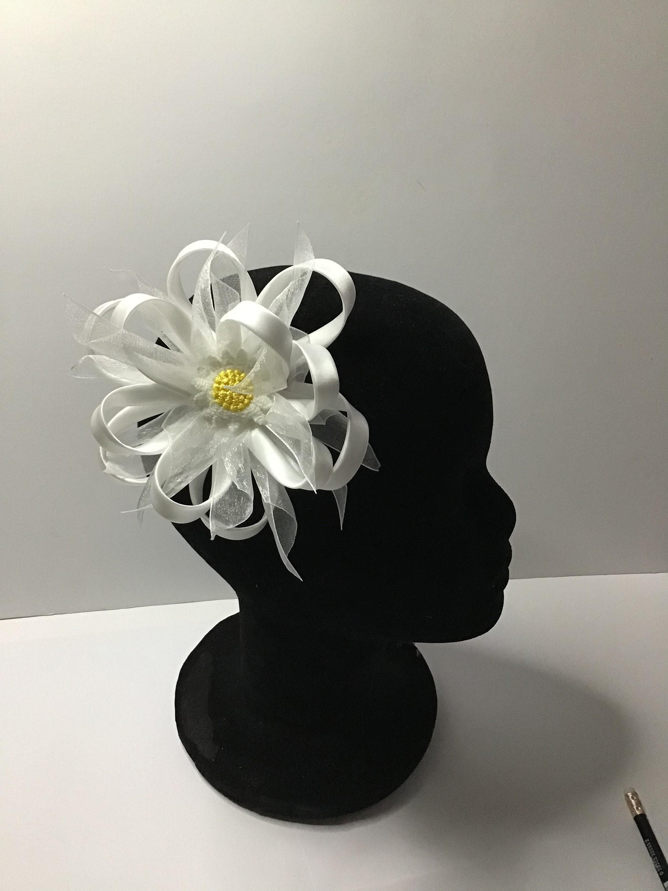 Artistry Handmade Daisy Fascinator Headband — Unique Statement Piece, NWOT Women Fascinator Hat Kentucky Derby Headband Victorian  main image 2
