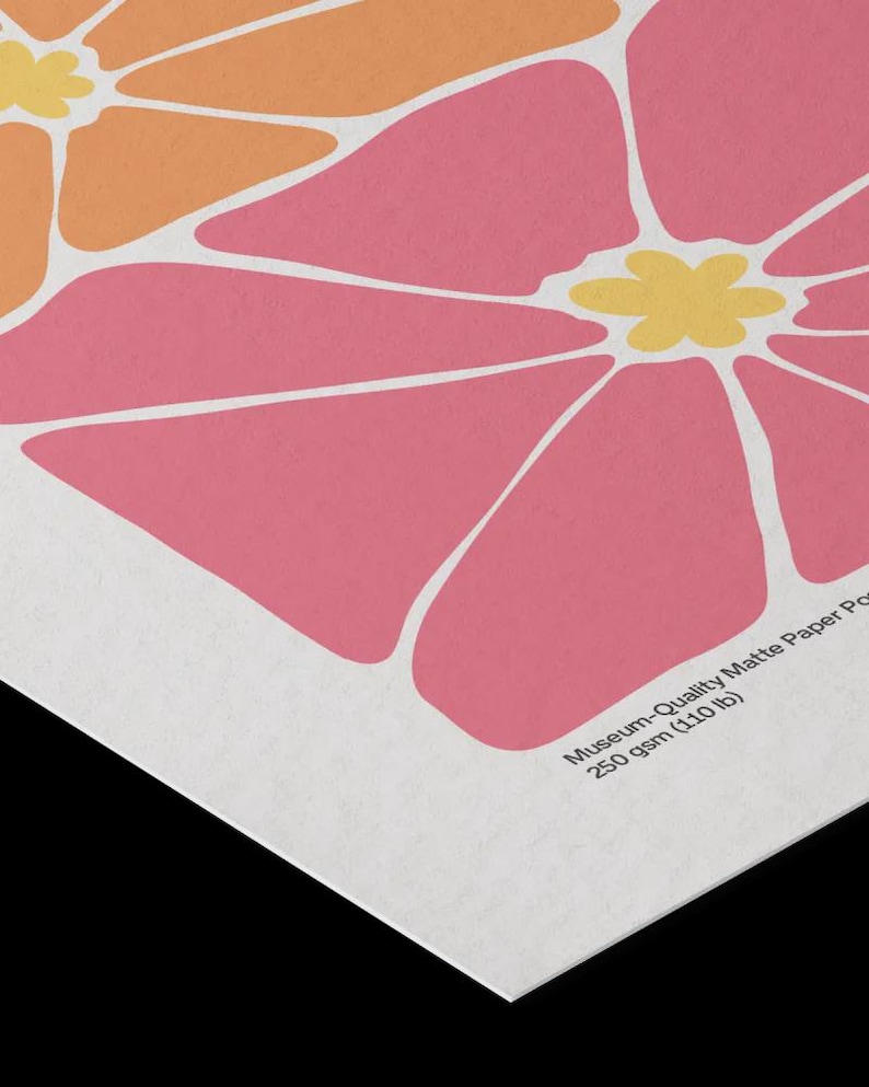 Puede incluir: Primer plano de una impresi&oacute;n con un dise&ntilde;o floral estilizado. La obra presenta grandes flores abstractas en tonos rosa, naranja y amarillo sobre un fondo blanco. El papel est&aacute; etiquetado como "Museum-Quality Matte Paper" y pesa 250 g/m&sup2;.
