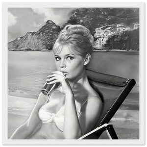 Decoración de pared con glamour retro de los años 60 en blanco y negro de Brigitte Bardot / Impresión artística vintage de la Riviera Francesa (lienzo, marco o impresión artística) White Wooden Frame
