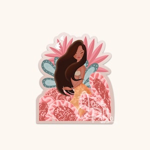 Puede incluir: Una ilustración digital de una sirena con el pelo largo y castaño sentada en un lecho de coral rosa y azul. La sirena lleva una cola amarilla y tiene una expresión suave en su rostro.