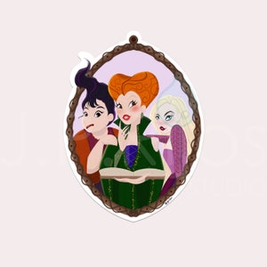 Puede incluir: Tres brujas, Winifred, Mary y Sarah Sanderson, de la película Hocus Pocus, están representadas en una ilustración de estilo de dibujos animados. Están de pie frente a un fondo morado, con un libro delante de ellas. Winifred lleva un vestido verde con un cuello morado y un collar de oro. Mary lleva un vestido rojo con un cuello blanco. Sarah lleva un vestido morado con un cuello blanco. La ilustración está enmarcada en un óvalo marrón.