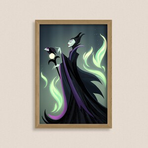 Op de afbeelding: Illustratie van een personage in een zwarte en paarse jurk, met een staf met een raaf. Het kunstwerk toont groene vlammen en is ingelijst in een houten frame. Het personage heeft een lichte huid en een hoge, puntige hoofdtooi.