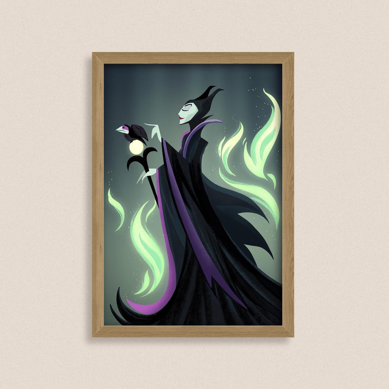 Op de afbeelding: Illustratie van een personage in een zwarte en paarse jurk, met een staf met een raaf. Het kunstwerk toont groene vlammen en is ingelijst in een houten frame. Het personage heeft een lichte huid en een hoge, puntige hoofdtooi.