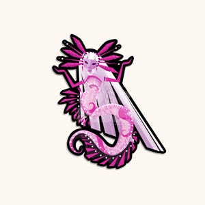 Puede incluir: Una pegatina con una criatura axolotl estilizada en rosa y blanco. El axolotl tiene un tocado en forma de corona, pelo largo blanco y una cola fluida. El diseño incorpora detalles en blanco y negro.