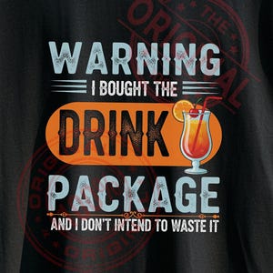 以下が含まれることがあります： 「WARNING I BOUGHT THE DRINK PACKAGE AND I DON'T INTEND TO WASTE IT」のテキストが入った黒いTシャツ。オレンジスライスとストローが付いたカクテルのイラストがデザインされています。