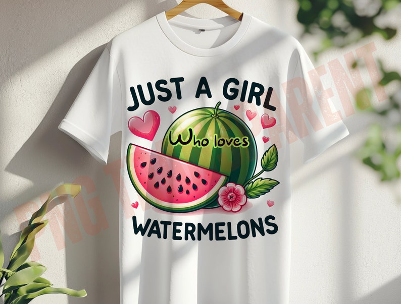 Op de afbeelding: Wit T-shirt met de tekst "Just a girl who loves watermelons" in zwart. Het shirt heeft een cartoon watermeloen met rood vruchtvlees en zwarte pitten, een roze bloem en groene bladeren.