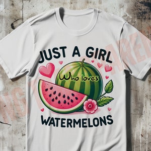 Op de afbeelding: Wit T-shirt met een grafisch ontwerp van een watermeloenplak en een hele watermeloen. De tekst "Just a girl who loves watermelons" is op het shirt gedrukt.