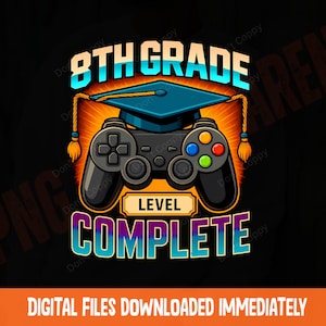 Puede incluir: Diseño gráfico negro con un birrete sobre un mando de videojuegos. El texto dice "8th Grade Level Complete" en una fuente colorida. Un diseño temático de graduación para jugadores.