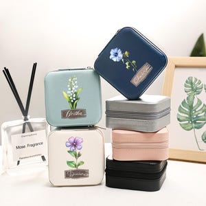 Portagioie in pelle personalizzato con nome, portagioie con fiori di nascita personalizzati, portagioie regalo per donne, regali per damigelle d'onore, regali di compleanno