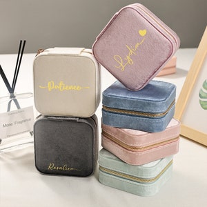 Samt benutzerdefinierte Name Reise Schmuckschatulle, Geschenke für Brautjungfer, Geschenke für ihren Geburtstag, Brautparty Geschenke, Samt Schmuck Organisator, Ring Box