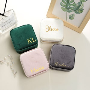 Portagioie in velluto personalizzato, regali per la damigella d'onore, regali di compleanno per lei, portagioielli da viaggio con nome personalizzato, organizzatore di gioielli in velluto