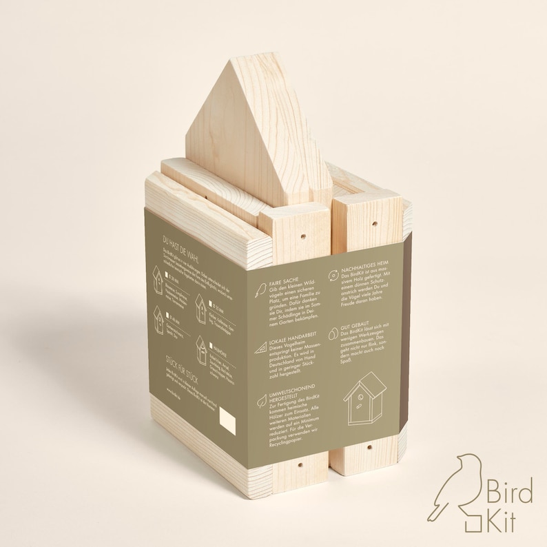 K&ouml;nnte beinhalten: Ein Vogelhaus-Set aus Holz mit Anleitung auf der Seite. Das Set besteht aus Naturholz und ist montagefertig. Das Vogelhaus ist so konzipiert, dass es V&ouml;gel in Ihren Garten lockt.
