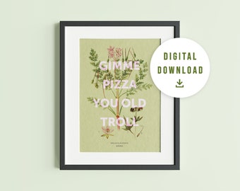 Könnte beinhalten: Ein gerahmter Druck mit einer botanischen Illustration einer Pflanze mit rosa Blüten und grünen Blättern. Der Text "Gimme Pizza You Old Troll" ist in rosa Buchstaben auf dem Druck geschrieben.