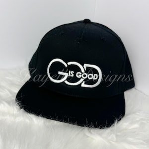 Könnte beinhalten: Schwarze Baseballkappe mit einem weißen gestickten Design, auf dem "Gott ist gut" steht.