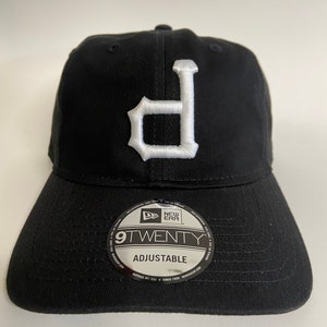 Upside Down « P » Dad Hat Noir (fil blanc)