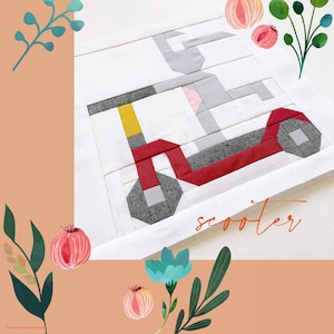 Op de afbeelding: Een wit stoffen paneel met een kleurrijk patchwork-ontwerp van een scooter. De scooter is rood, geel en grijs. Het paneel heeft het woord "scooter" in cursief erop geschreven.