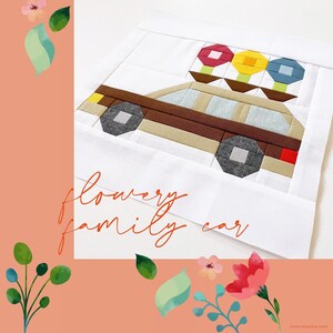 Op de afbeelding: Een wit vierkant van stof met een bruine auto en kleurrijke bloemen erop. De tekst "flowery family car" staat onder de auto. De achtergrond is perzikkleurig met groene bladeren en roze bloemen.