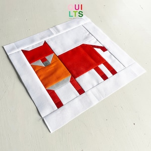 Könnte beinhalten: Ein roter, orangefarbener und grauer Fuchsflicken mit weißem Hintergrund. Der Fuchs besteht aus geometrischen Formen und ist von einem weißen Rand umgeben.